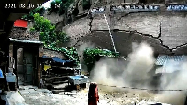 V Číně se kvůli vytrvalým dešťům zřítila jeskyně